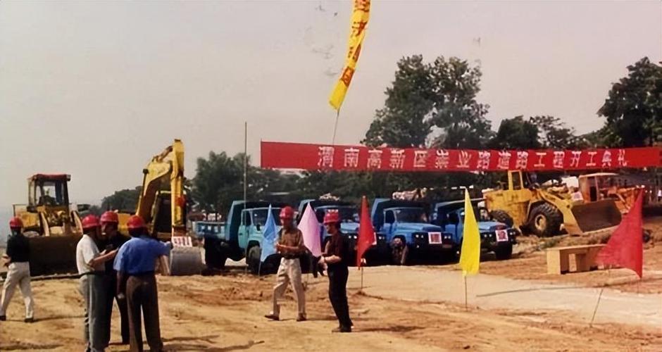 车轮上的电信脉搏 九十年代前进路电信大楼与超现代化通信工具的街头叙事
